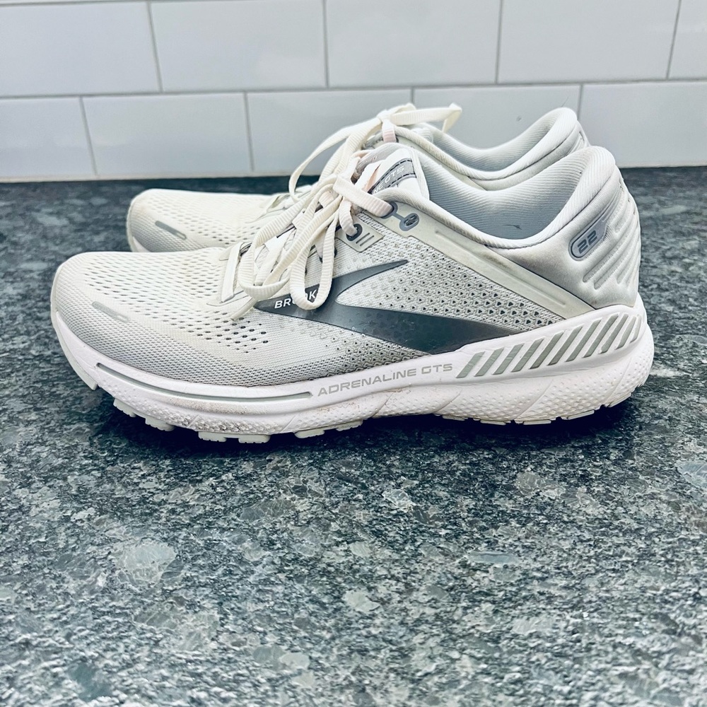 Brooks Adrenaline GTS 22 size 9.5
